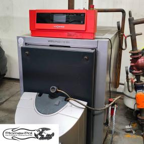 Kocioł Viessmann Vitoplex 200 o mocy 200 kW z oryginalnym palnikiem i sterownikiem.